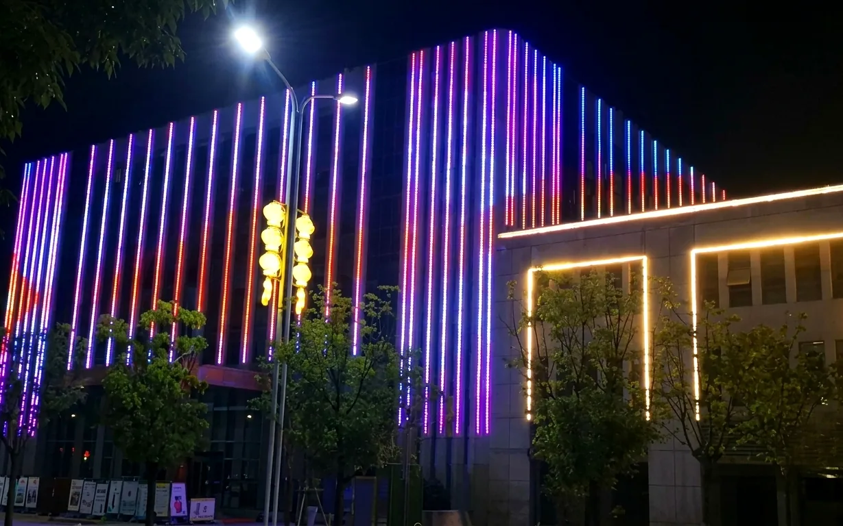 800 m Pixel Tube on a Commercial-Plaza Facade