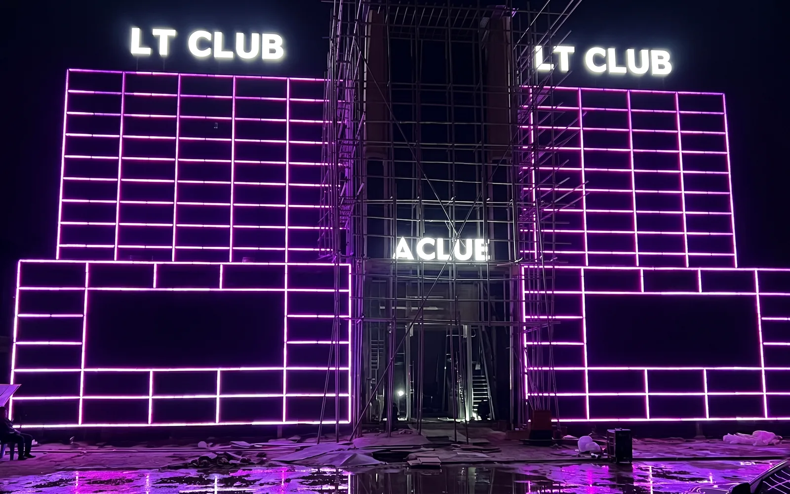 760 m Pixel Bar on a US Club Facade
